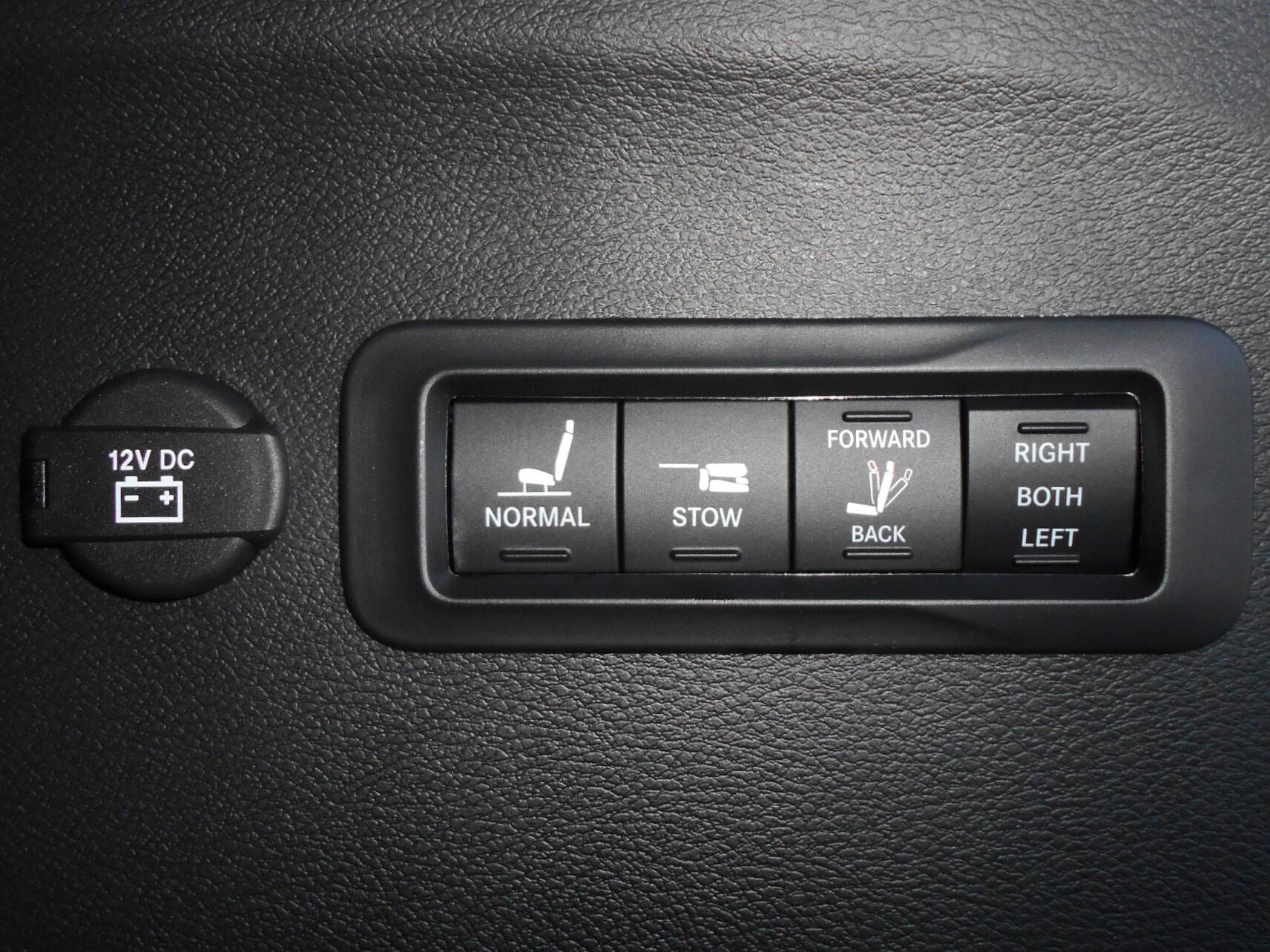 New 2027 Chrysler Pacifica Pinnacle w/ Theater Group FWD image 19