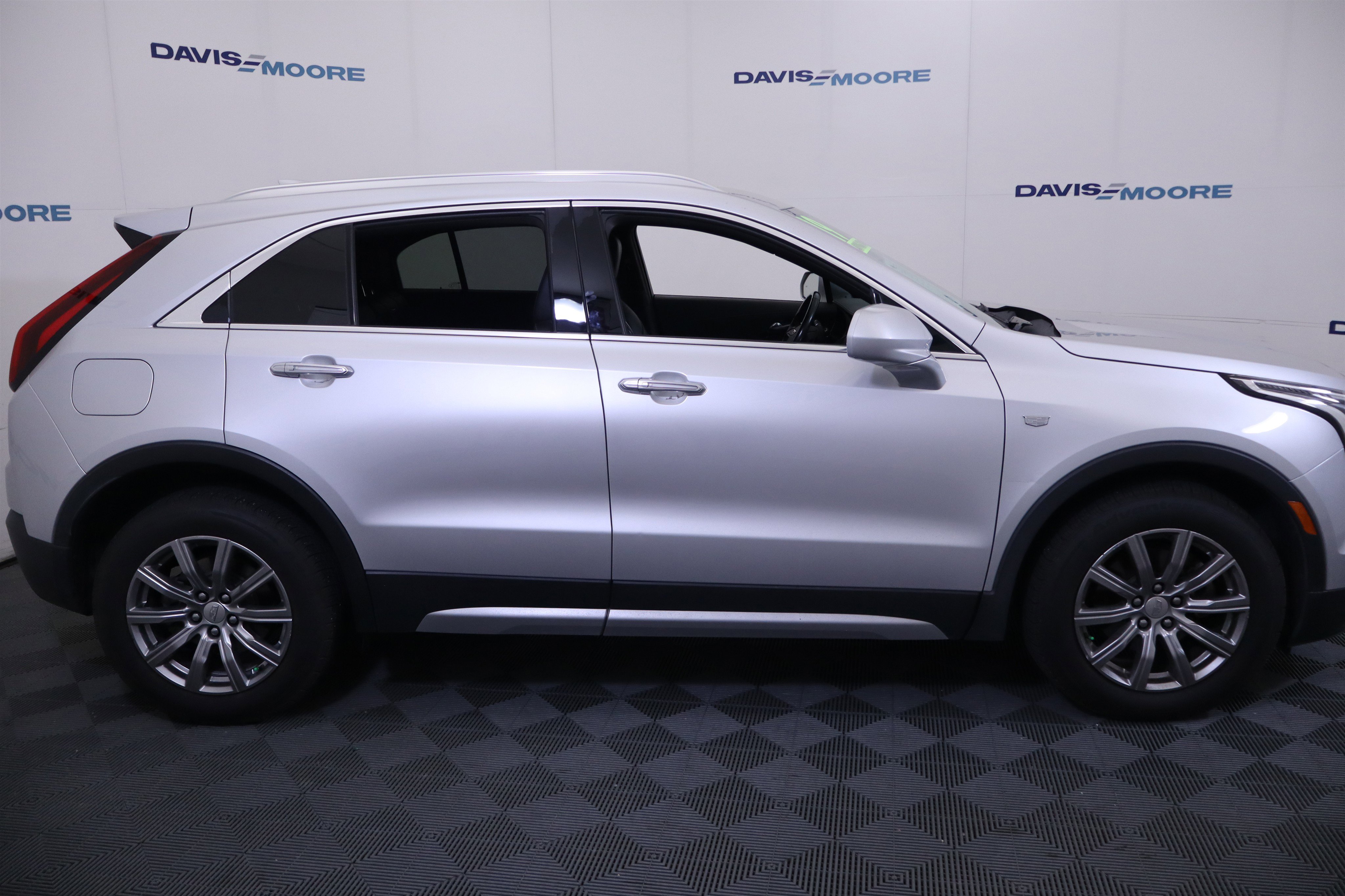 Used 2019 Cadillac XT4 Premium Luxury w/ Cold Weather Package AWD/4WD image 5
