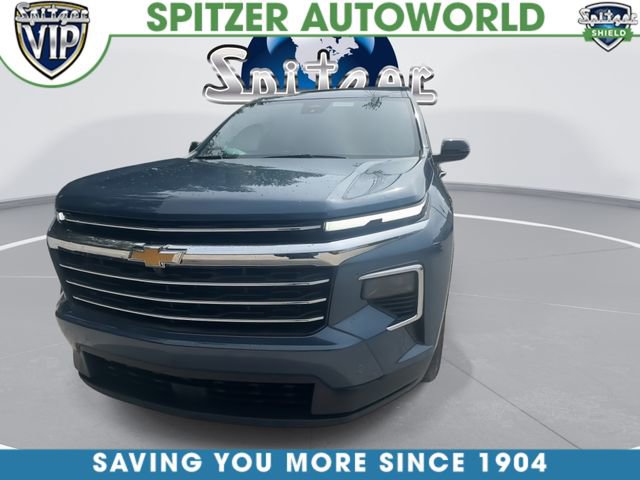 Used 2025 Chevrolet Traverse LT FWD image 3