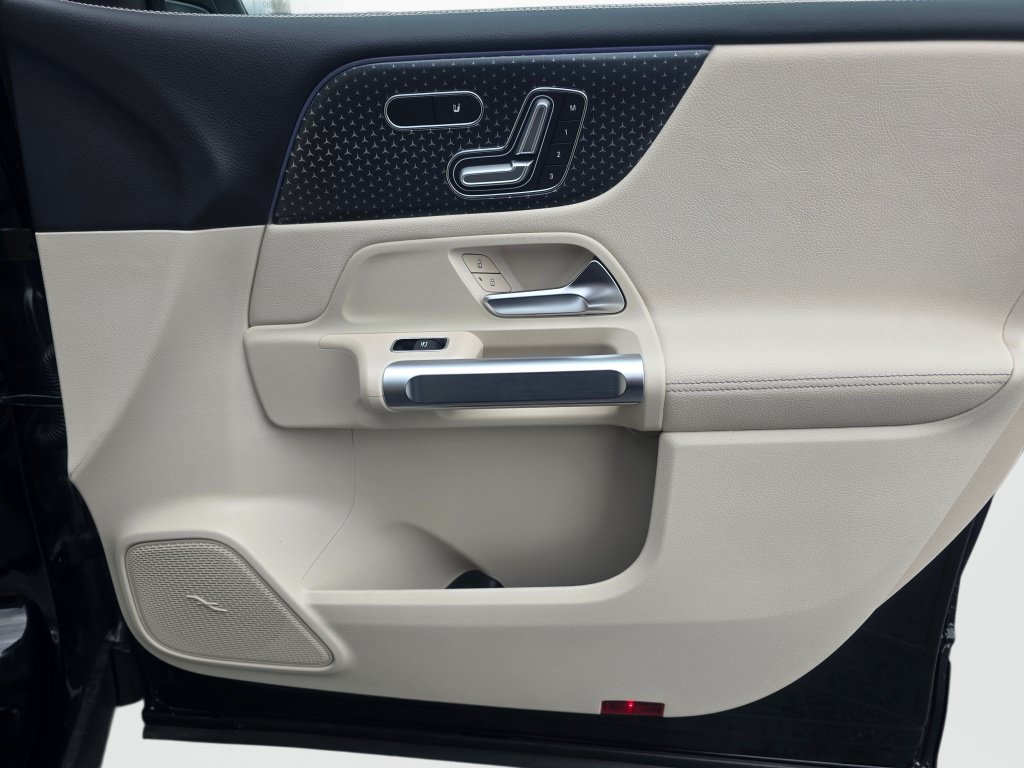 New 2026 Mercedes-Benz GLB 250 4MATIC image 26