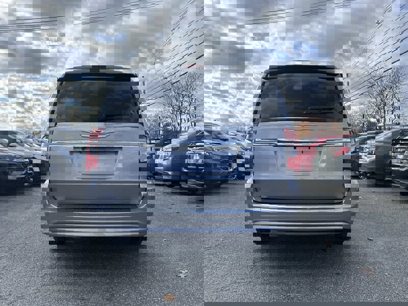 Used 2014 Chrysler Town & Country Touring image 5