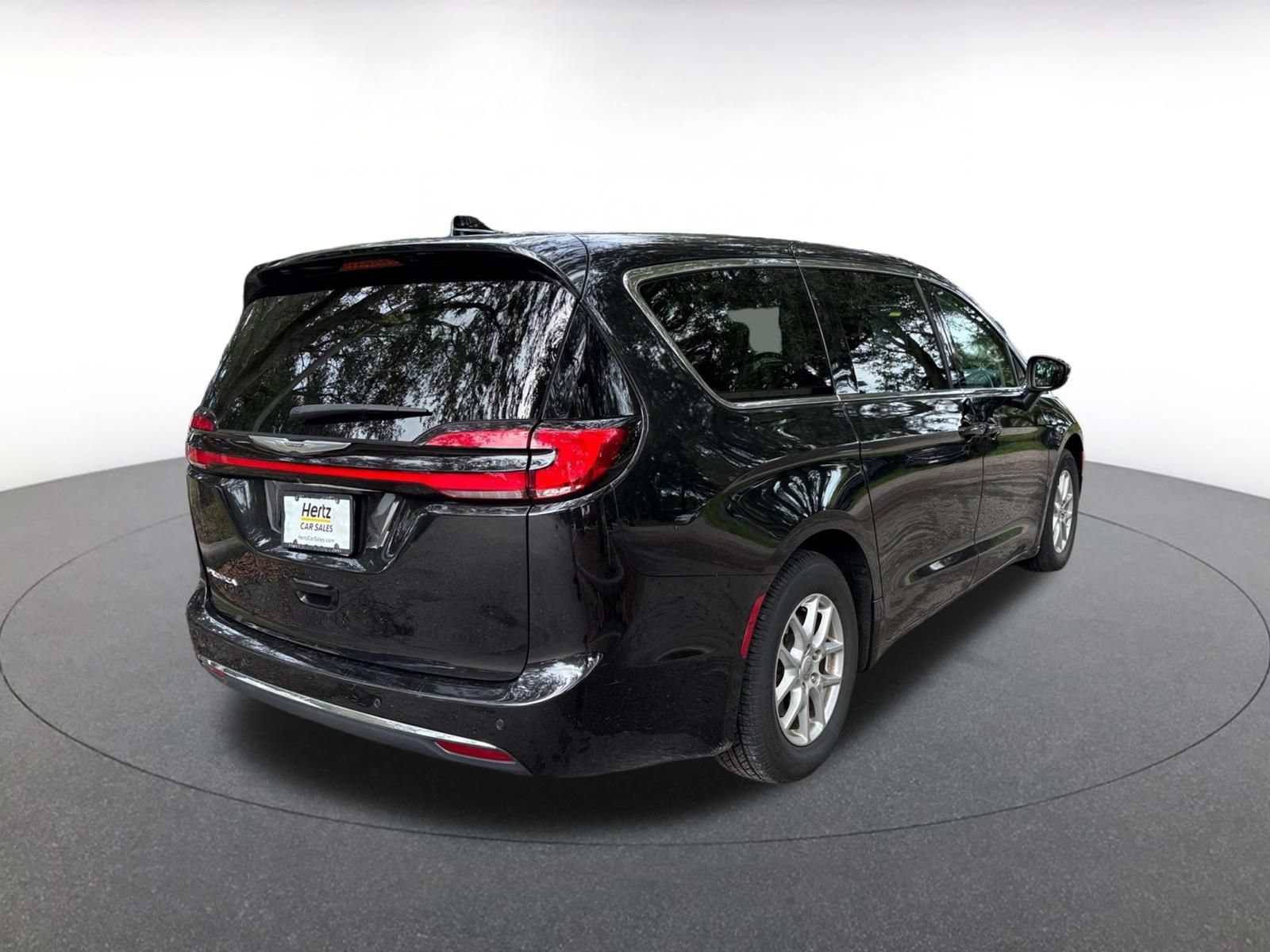 Used 2023 Chrysler Pacifica Touring-L FWD image 12