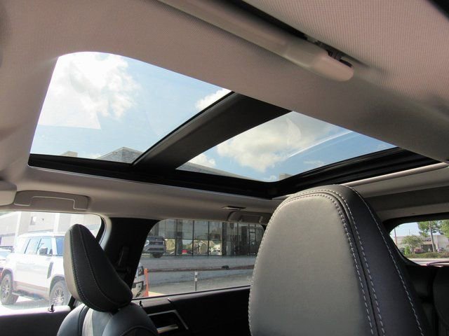 New 2025 Mitsubishi Outlander SE image 14