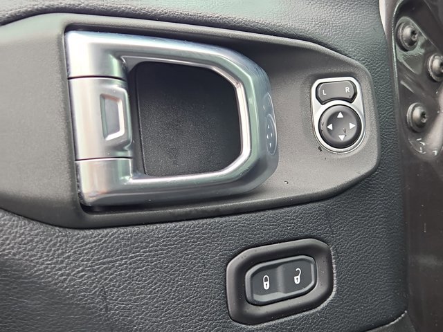 Used 2018 Jeep Wrangler Unlimited Sahara w/ Cold Weather Group AWD/4WD image 21