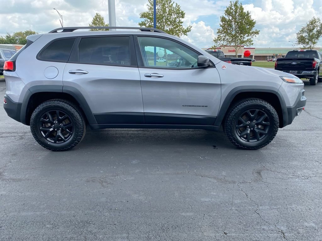 Used 2018 Jeep Cherokee Trailhawk AWD/4WD image 2