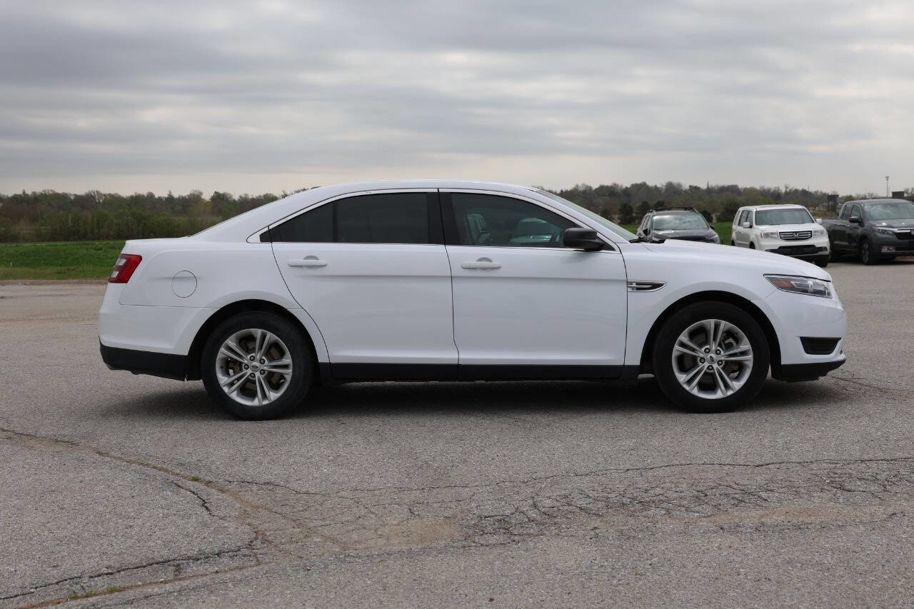 Used 2017 Ford Taurus SE FWD image 7