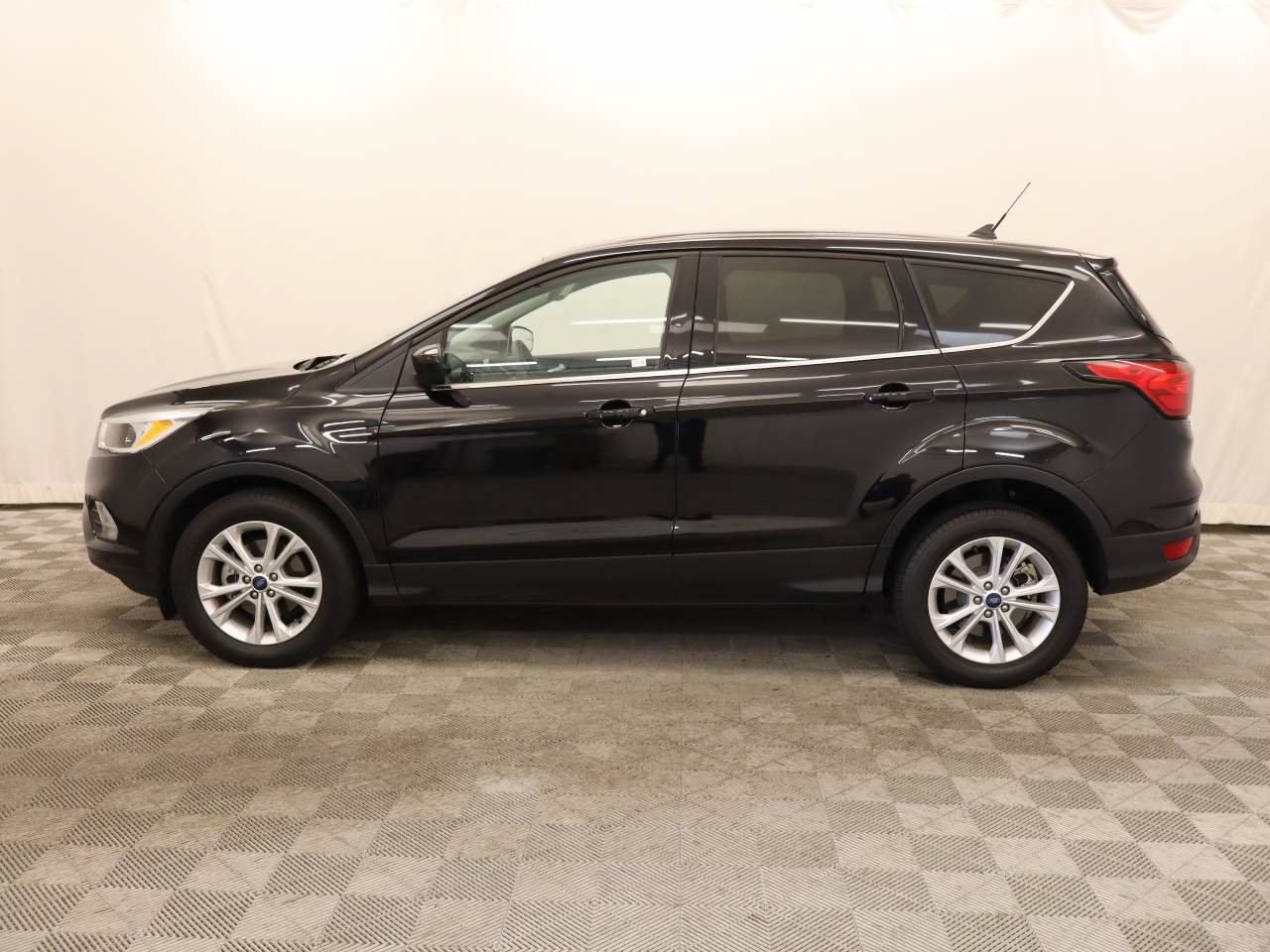 Used 2019 Ford Escape SE FWD image 2