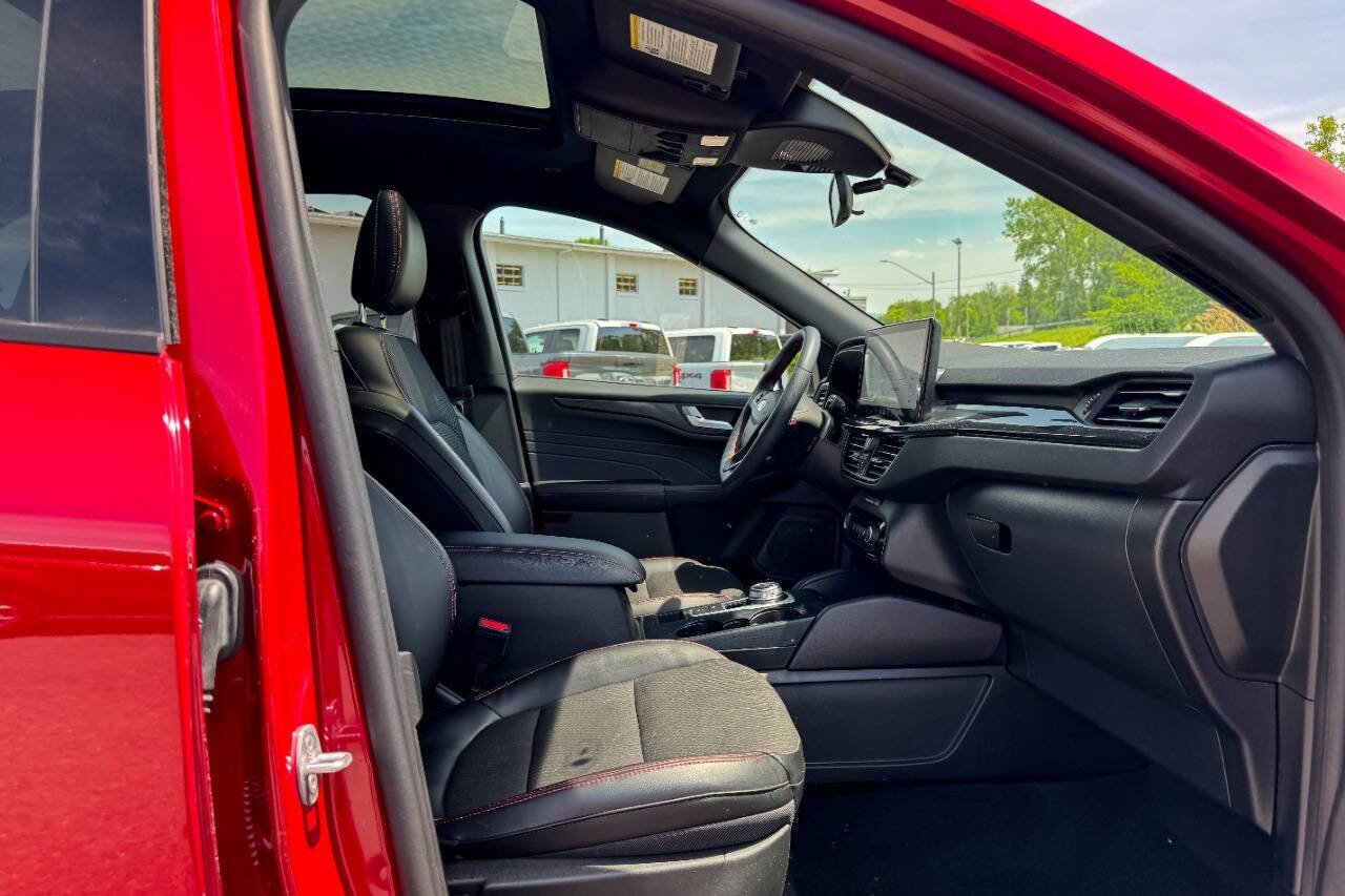 Used 2023 Ford Escape ST-Line w/ Tech Pack #1 AWD/4WD image 11