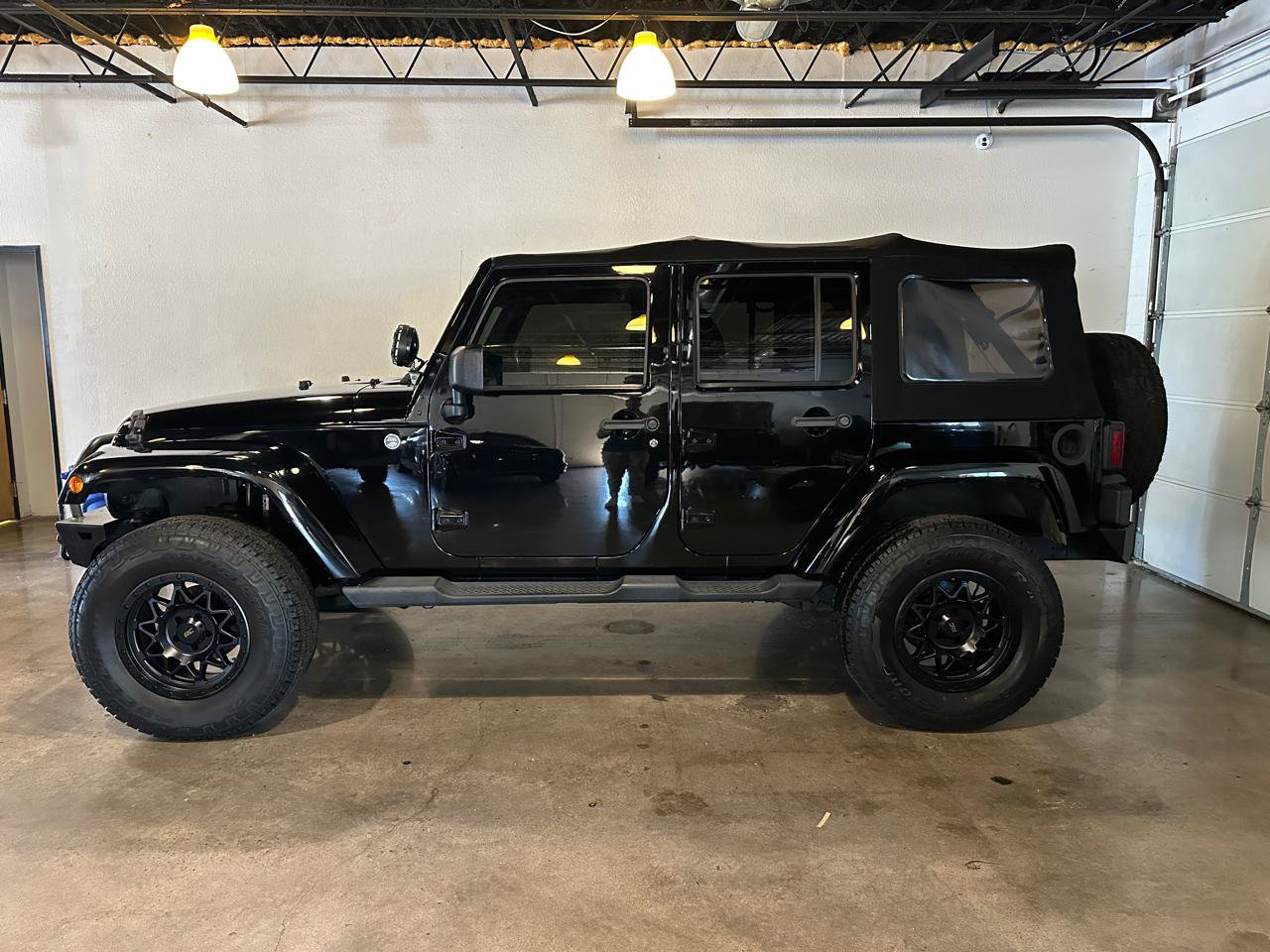 Used 2012 Jeep Wrangler Unlimited Sahara AWD/4WD image 2