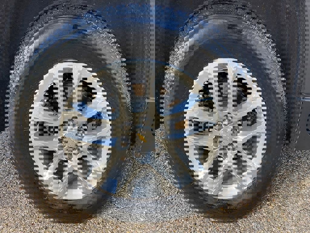 Used 2023 Chevrolet Traverse LS w/ Safety Package image 18