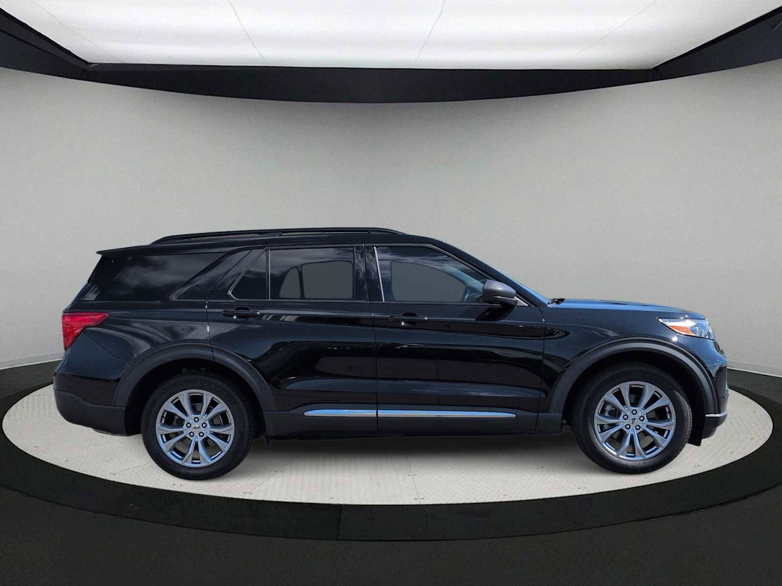 Used 2021 Ford Explorer XLT w/ Equipment Group 202A AWD/4WD image 9