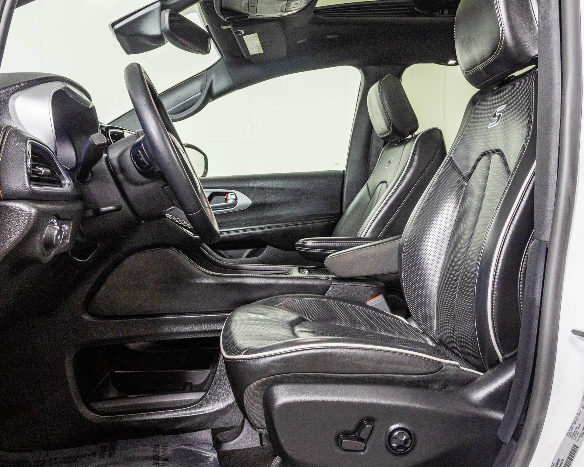 Used 2025 Chrysler Pacifica Limited FWD image 26
