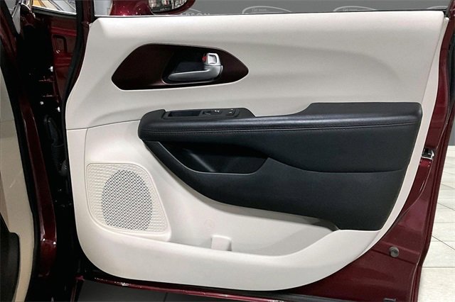 Used 2017 Chrysler Pacifica Limited w/ UConnect Theater Package image 12