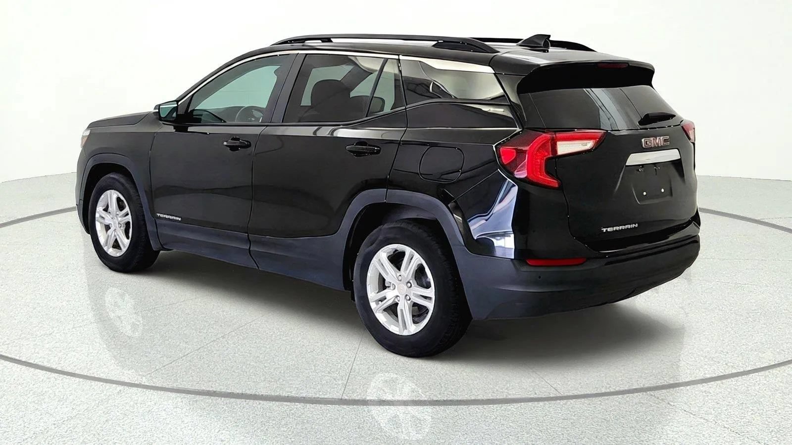 Used 2023 GMC Terrain SLE w/ Driver Convenience Package FWD image 5