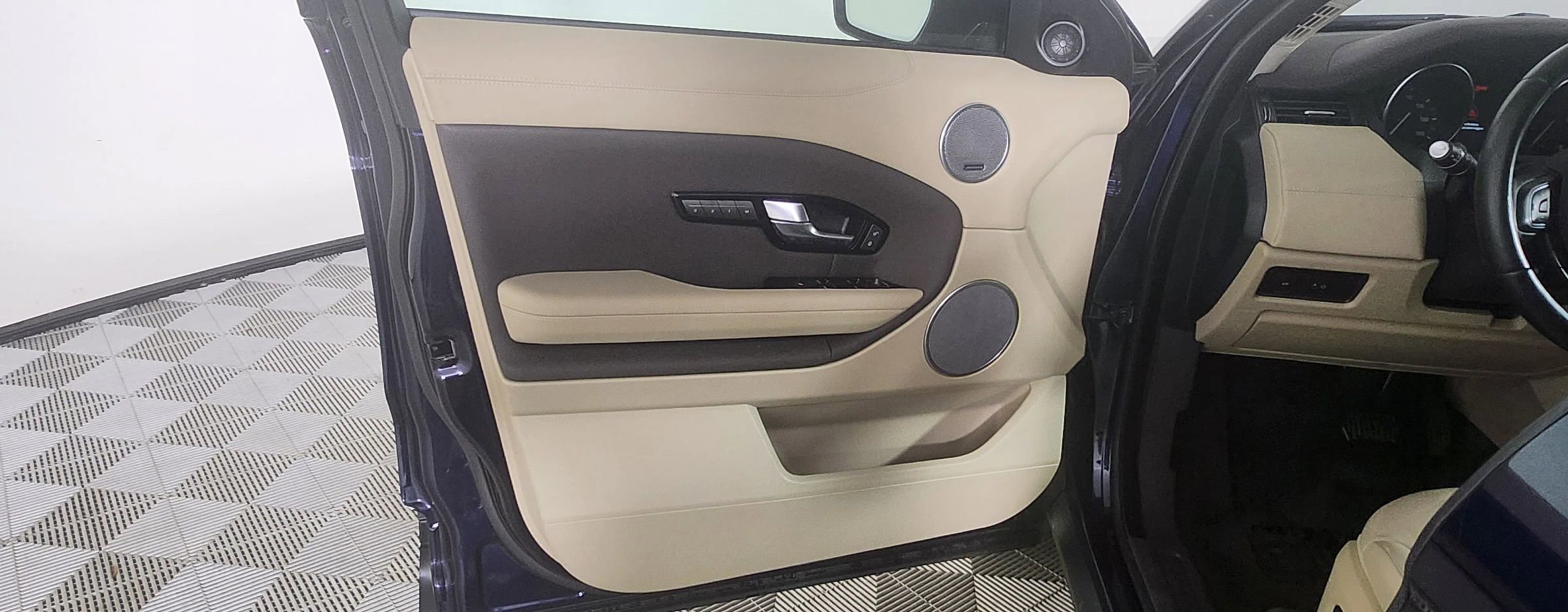 Used 2019 Land Rover Range Rover Evoque SE image 9