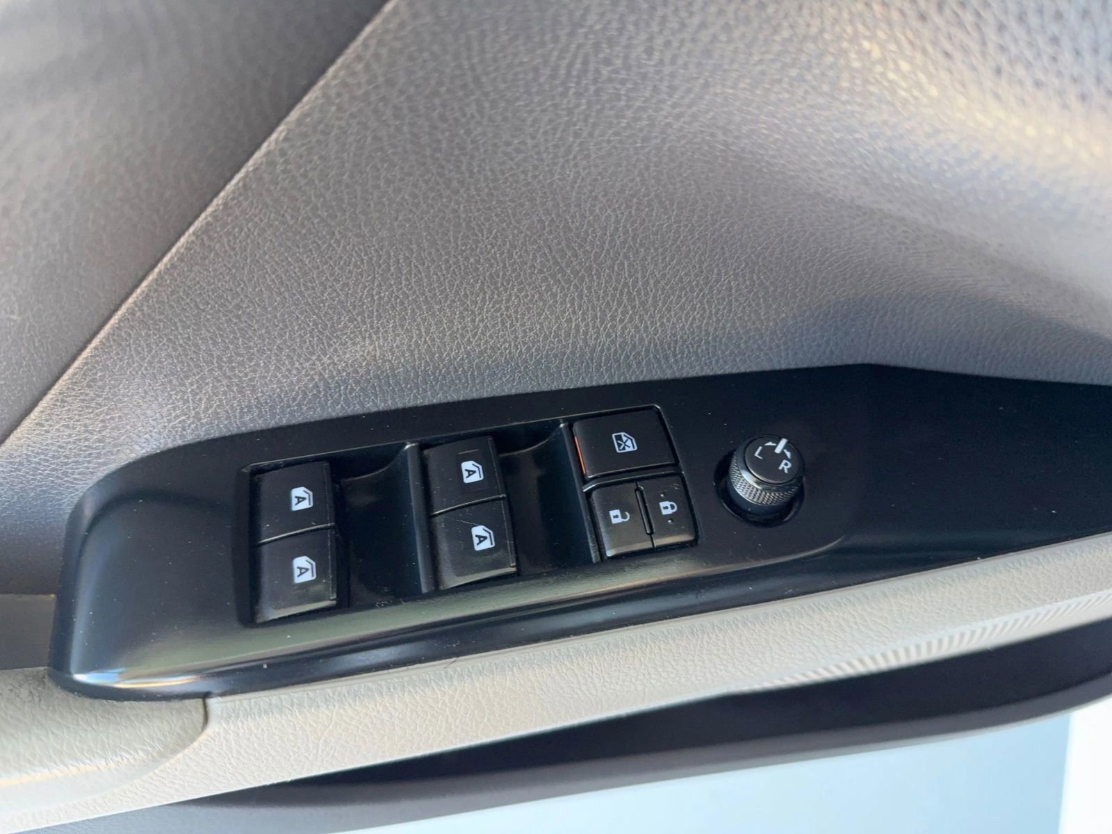 Used 2020 Toyota Camry LE FWD image 39