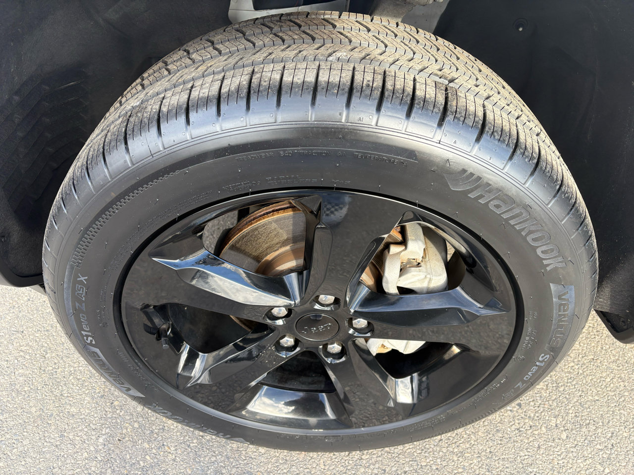 Used 2023 Jeep Grand Cherokee Limited w/ Black Appearance Package image 9