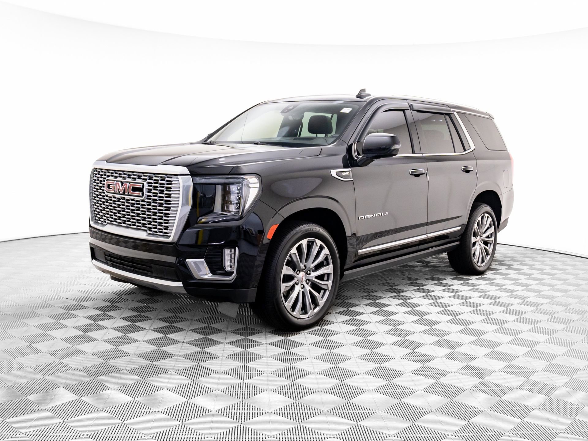 Used 2022 GMC Yukon Denali w/ Denali Premium Package image 3