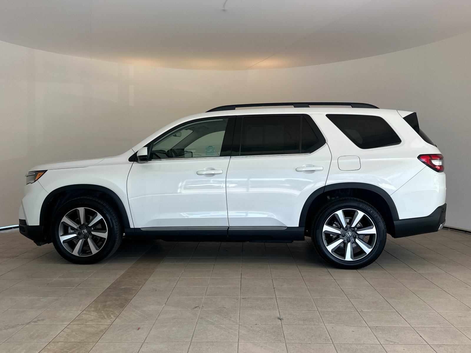 Used 2024 Honda Pilot Touring image 3