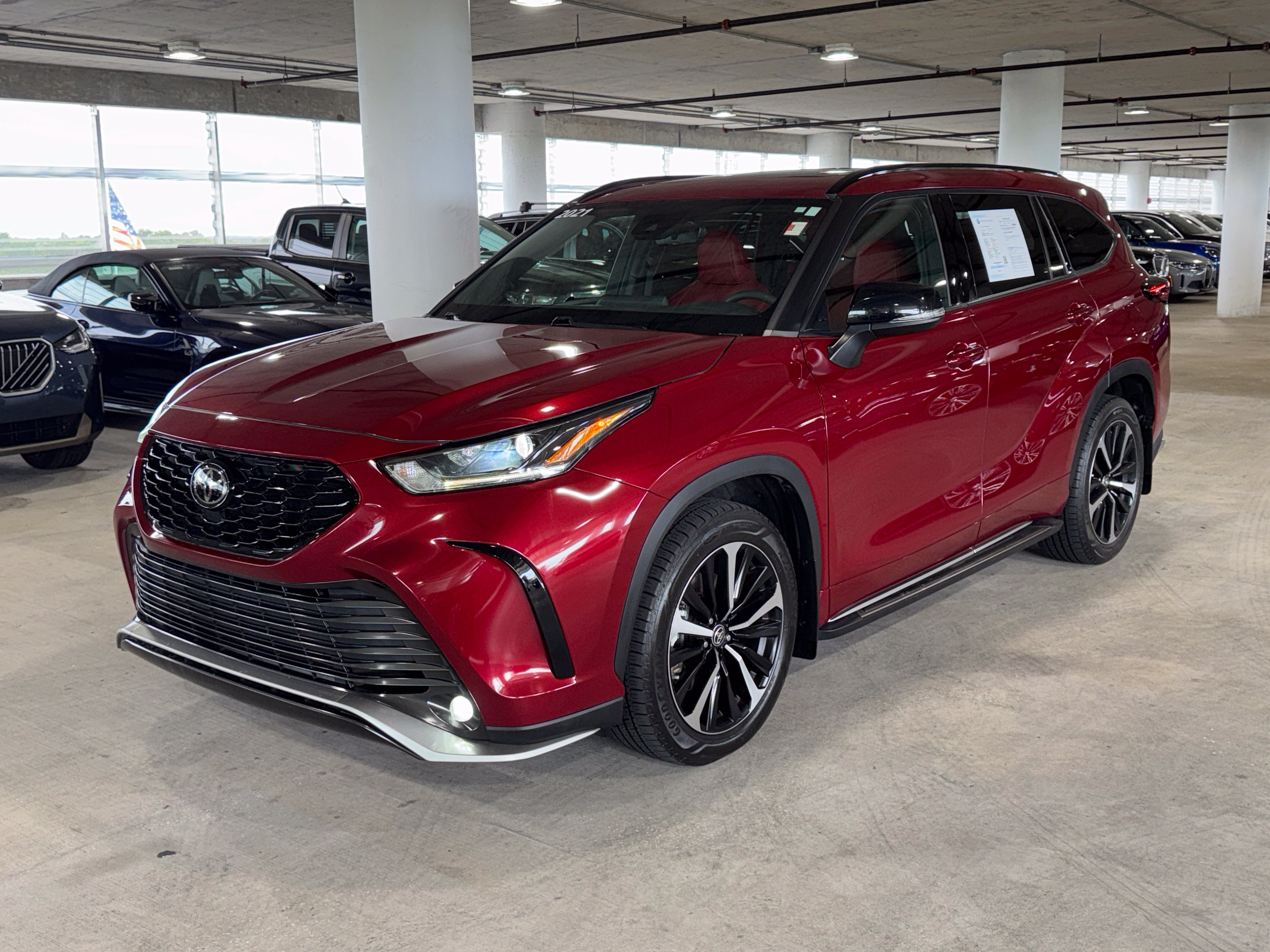 Used 2021 Toyota Highlander XSE AWD/4WD image 4