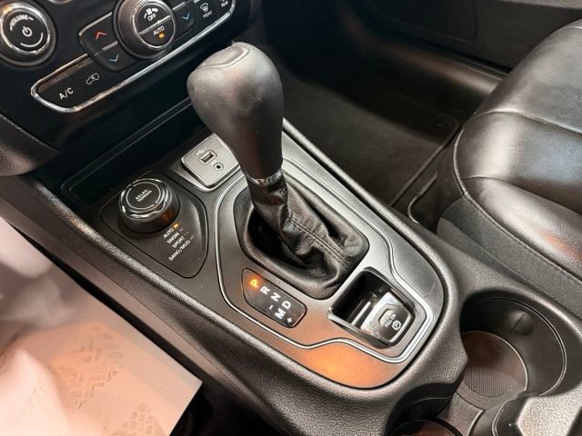Used 2019 Jeep Cherokee Latitude Plus w/ Comfort/Convenience Group AWD/4WD image 16