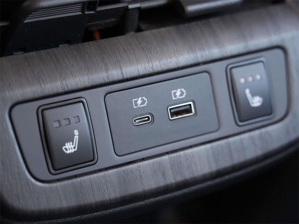 Used 2024 Nissan Ariya AWD image 17