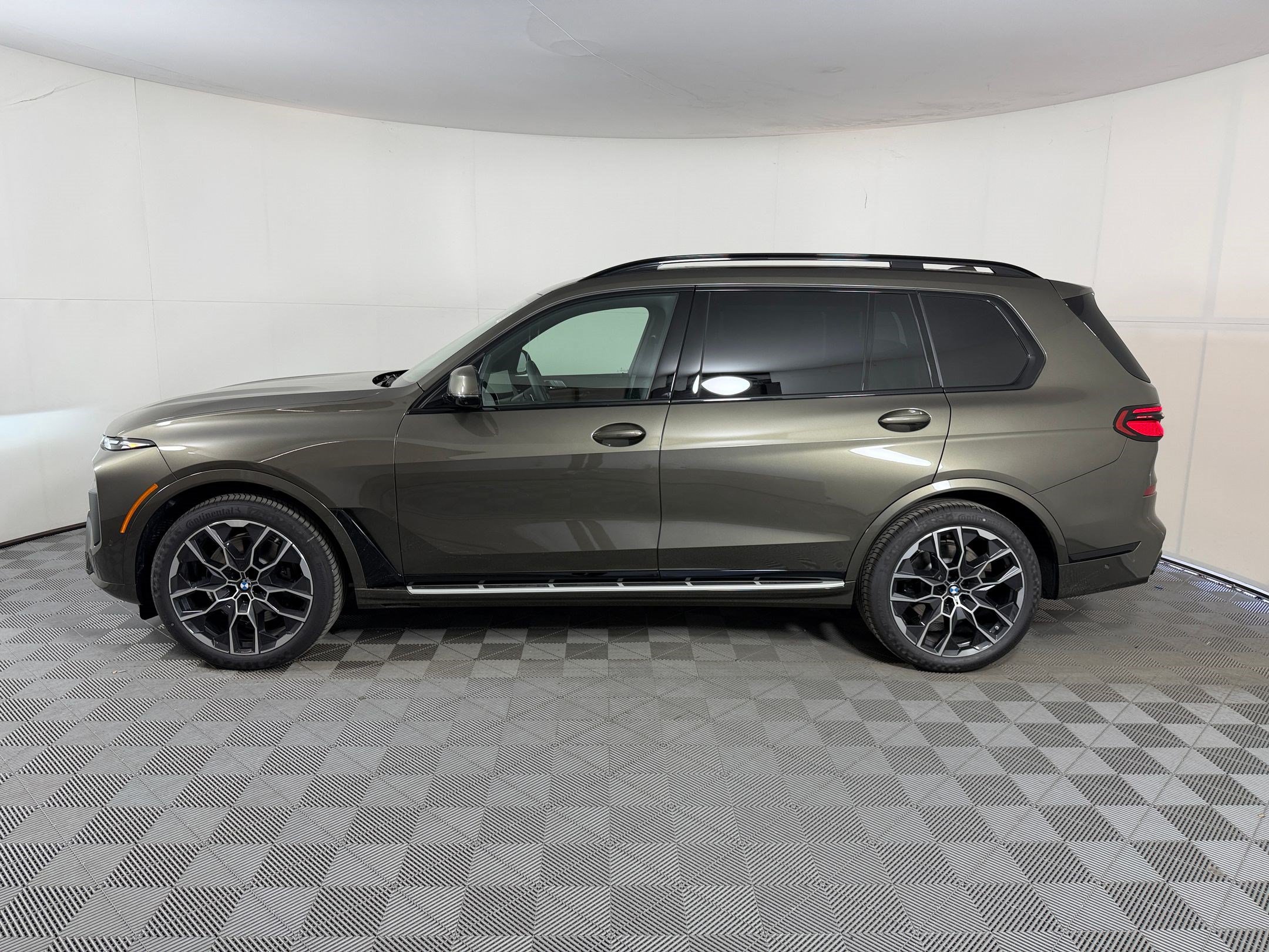 New 2027 BMW X7 xDrive40i w/ M Sport Package AWD/4WD image 2