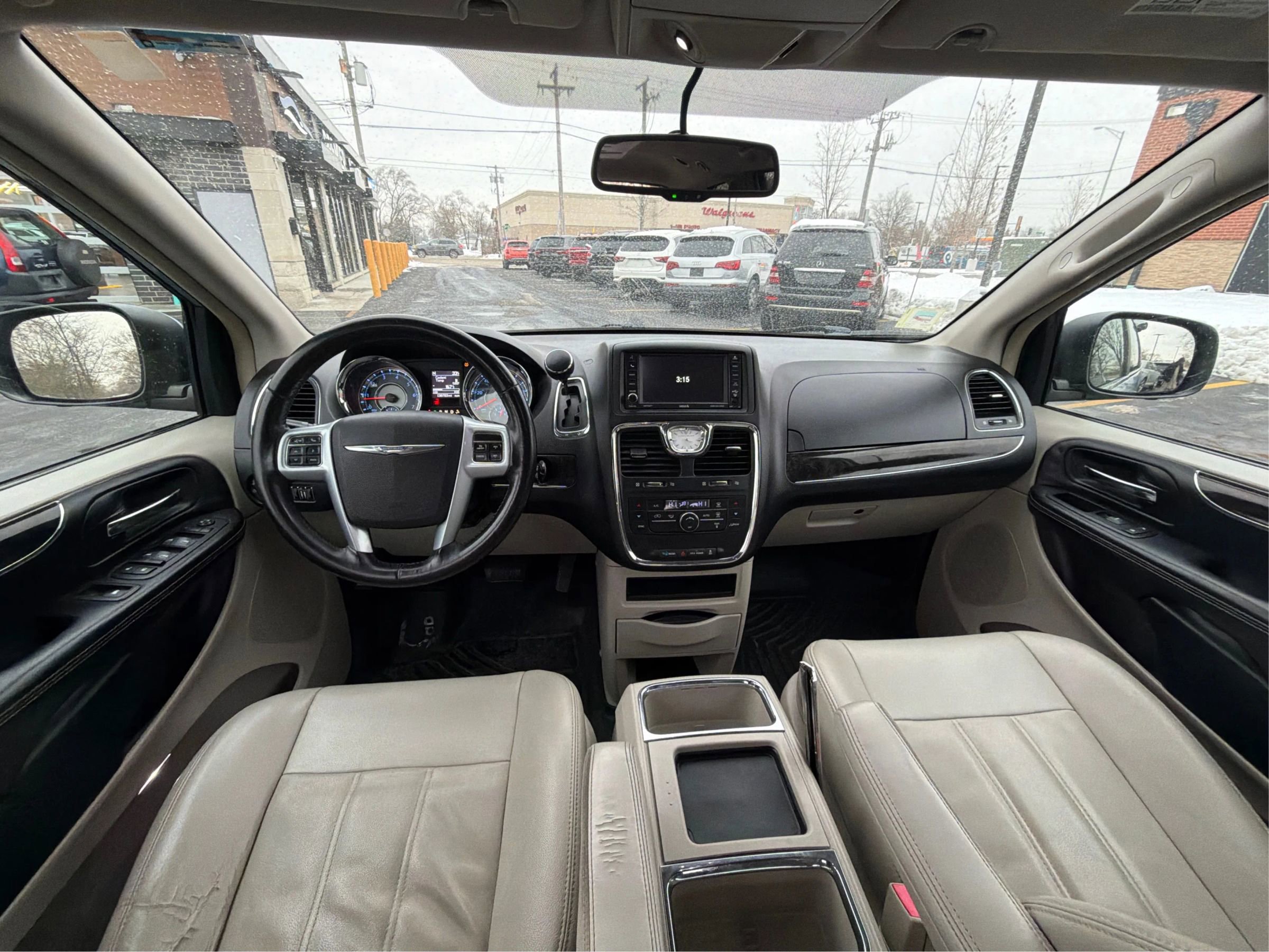 Used 2013 Chrysler Town & Country Touring image 27
