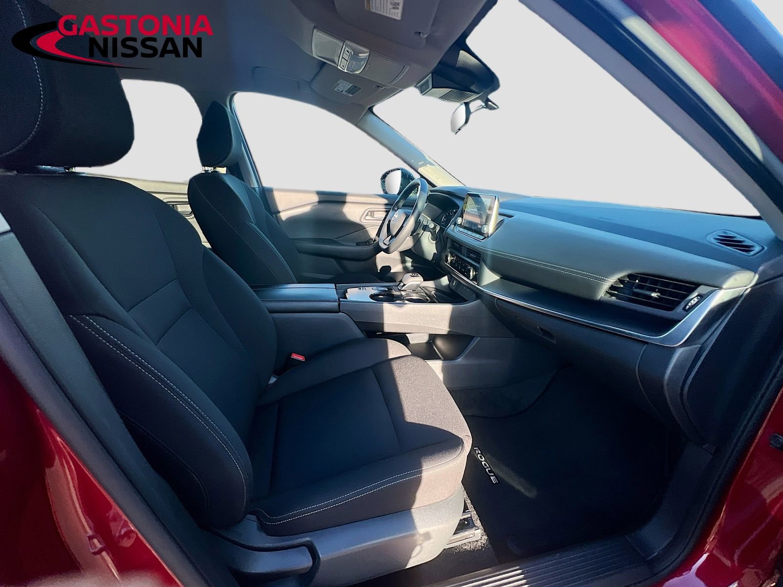 Used 2025 Nissan Rogue S image 36