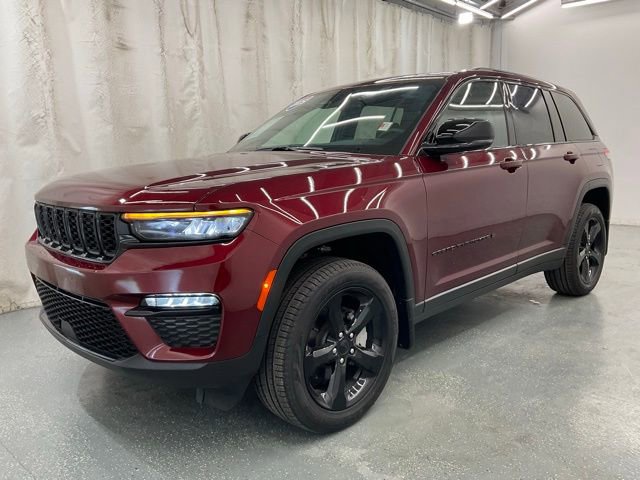 Used 2025 Jeep Grand Cherokee Limited w/ Black Appearance Package AWD/4WD image 4