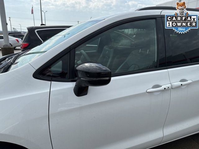 Used 2025 Chrysler Pacifica Limited image 32