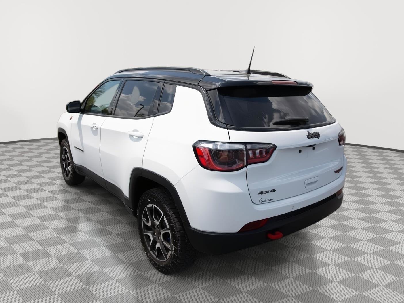 Used 2025 Jeep Compass Trailhawk AWD/4WD image 7