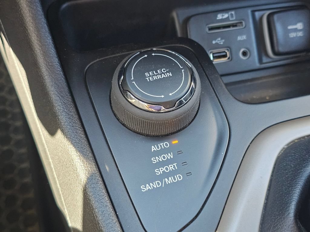 Used 2017 Jeep Cherokee Sport AWD/4WD image 41