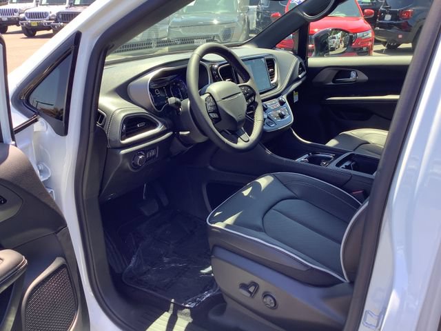New 2027 Chrysler Pacifica Limited FWD image 7