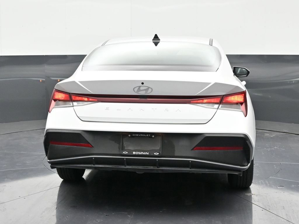 Used 2024 Hyundai Elantra SE image 4