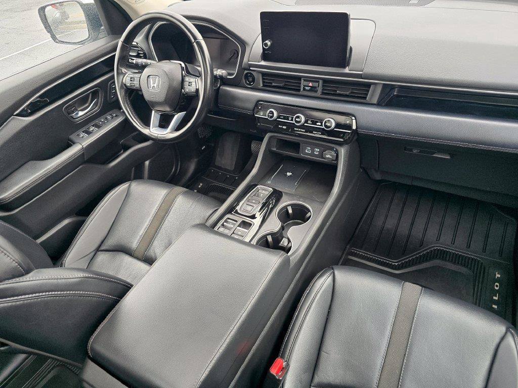 Used 2025 Honda Pilot Touring image 16