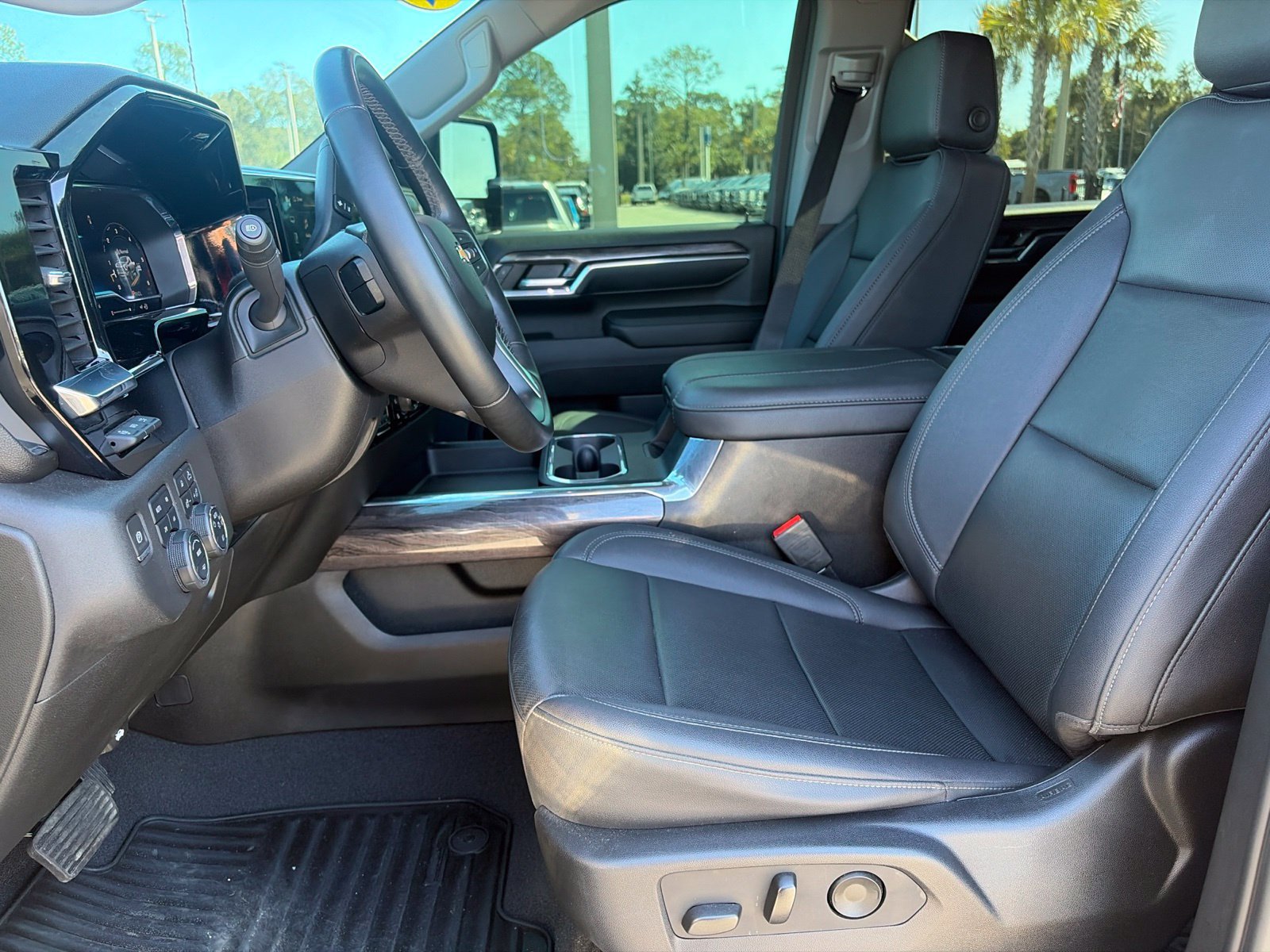 Used 2024 Chevrolet Silverado 2500 LTZ w/ LTZ Convenience Package AWD/4WD image 17