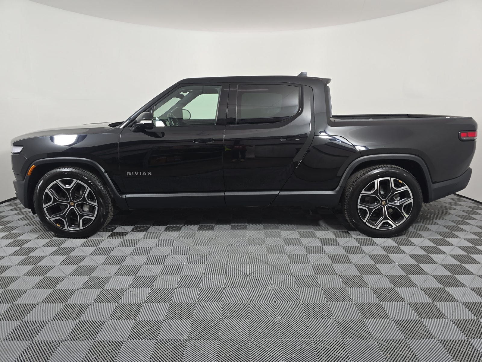 Used 2024 Rivian R1T Adventure Dual AWD/4WD image 2