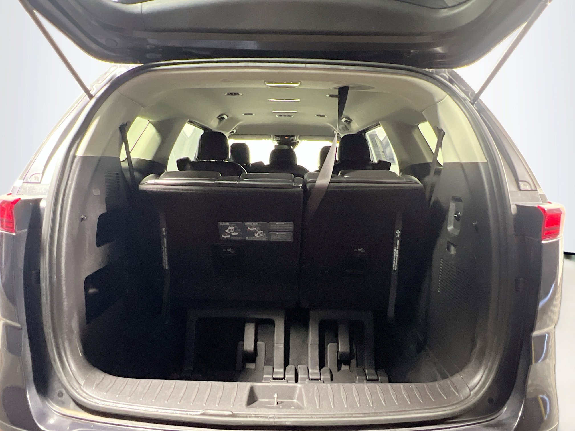 Used 2023 Kia Carnival LX image 34