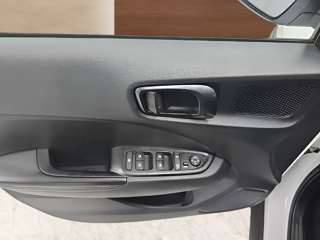 Used 2022 Hyundai Venue Limited FWD image 10