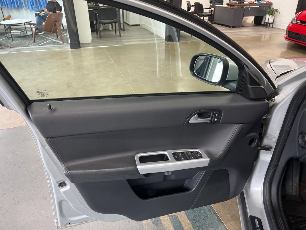 Used 2011 Volvo V50 T5 w/ Preferred Pkg FWD image 33