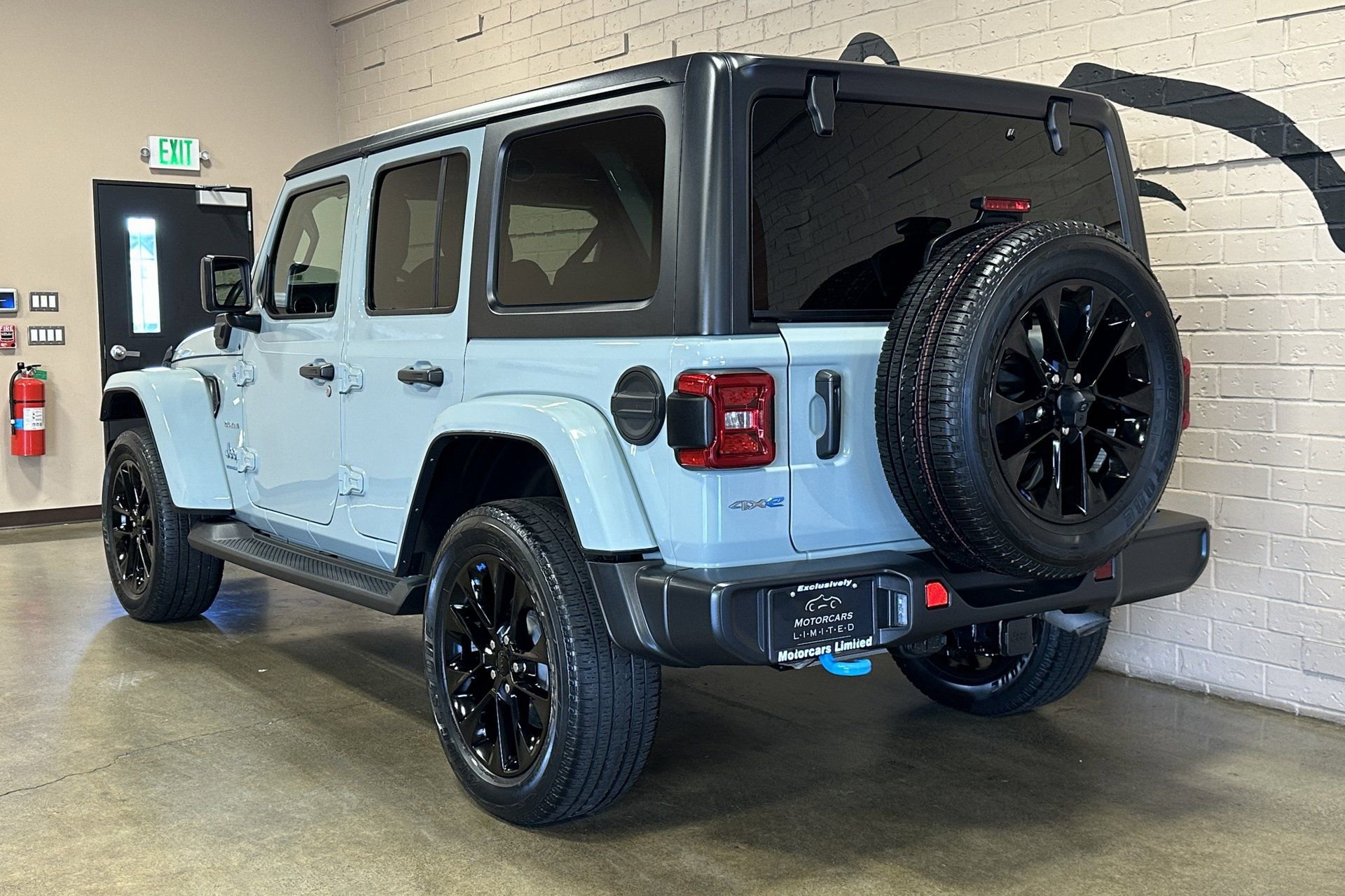 Used 2023 Jeep Wrangler Unlimited Sahara w/ Cold Weather Group AWD/4WD image 7
