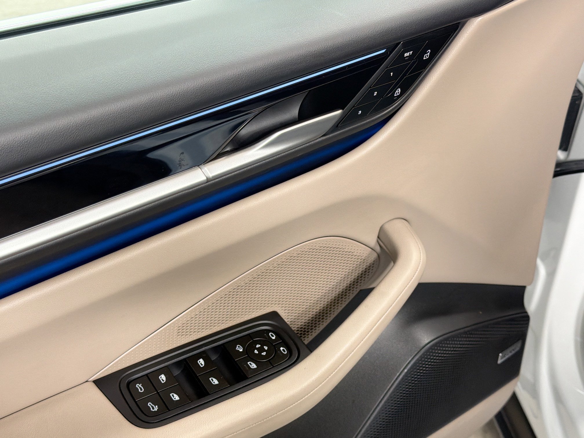 Certified 2025 Porsche Macan 4S Electric image 23