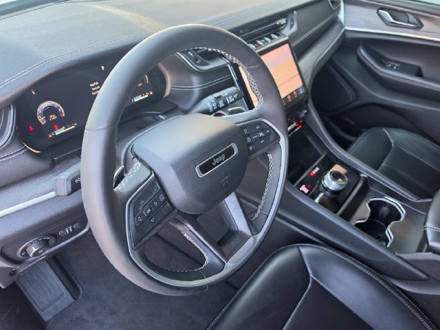 Used 2024 Jeep Grand Cherokee Limited w/ Black Appearance Package AWD/4WD image 18