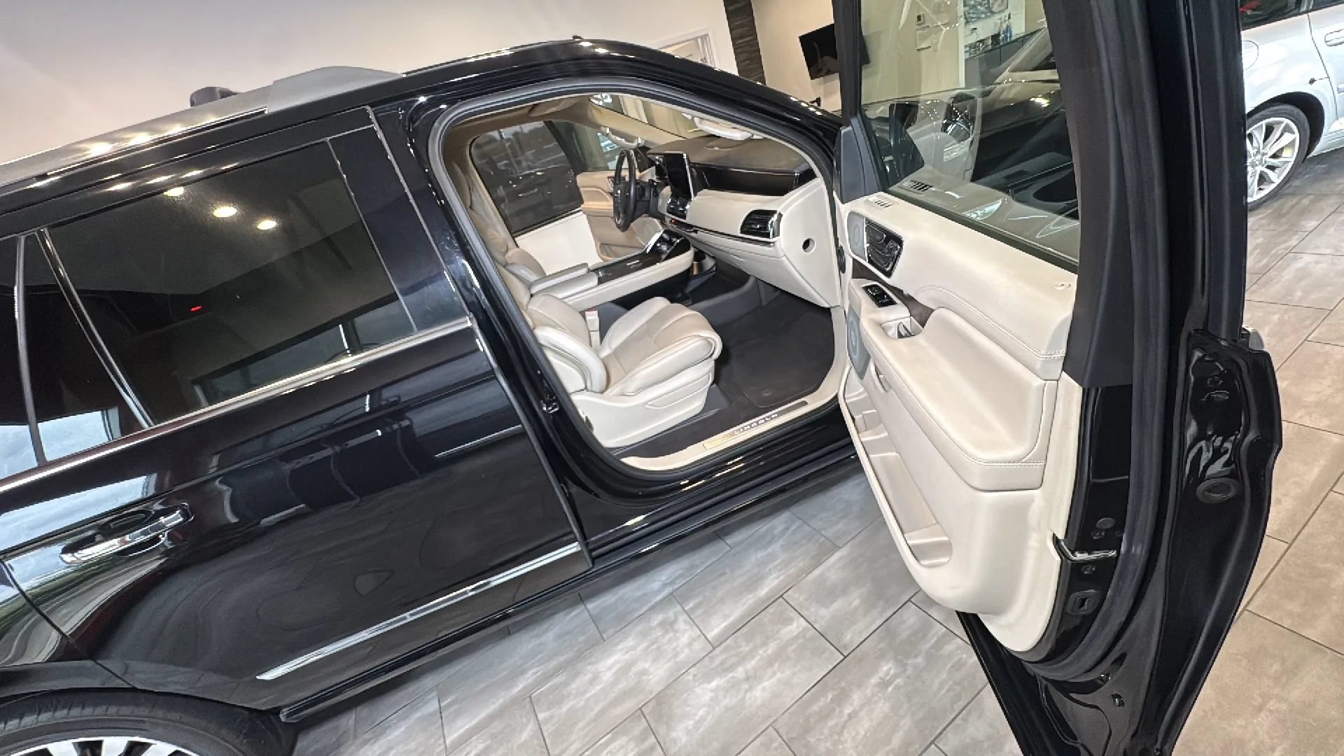 Used 2019 Lincoln Navigator L Reserve w/ Cargo Package AWD/4WD image 27