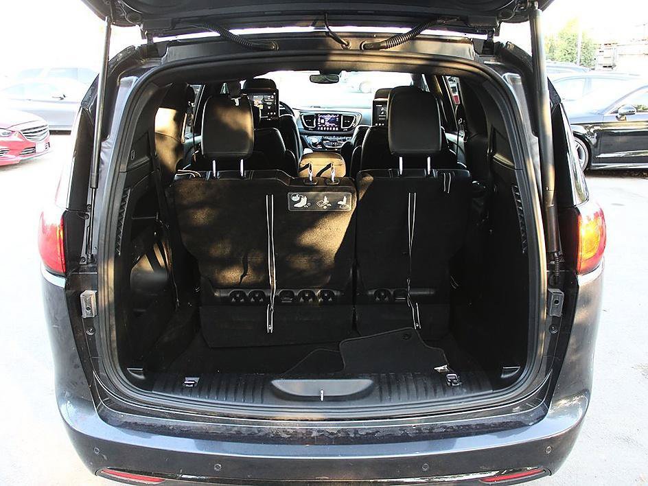 Used 2020 Chrysler Pacifica Touring-L Plus w/ Advanced Safetytec Group FWD image 8