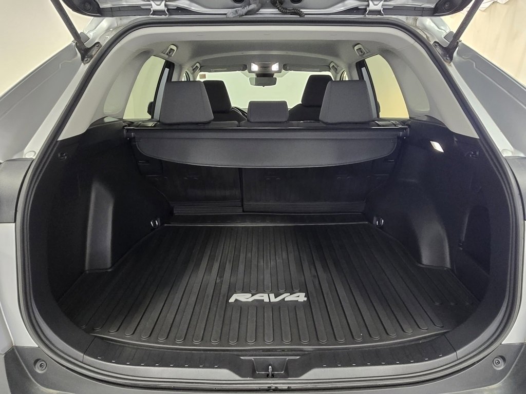 Used 2022 Toyota RAV4 XLE image 17