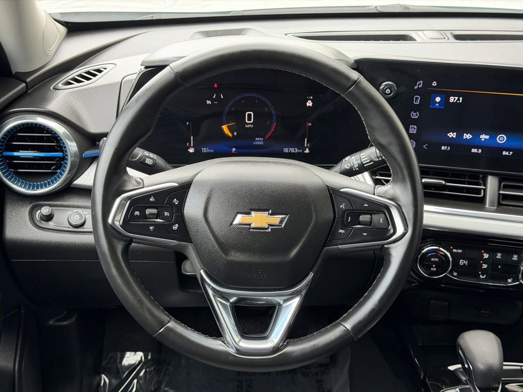 Used 2025 Chevrolet Trax LT w/ LT Convenience Package FWD image 17