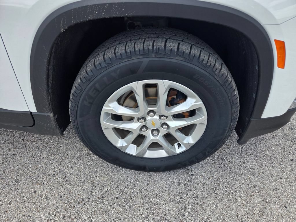 Used 2023 Chevrolet Traverse LS FWD image 17
