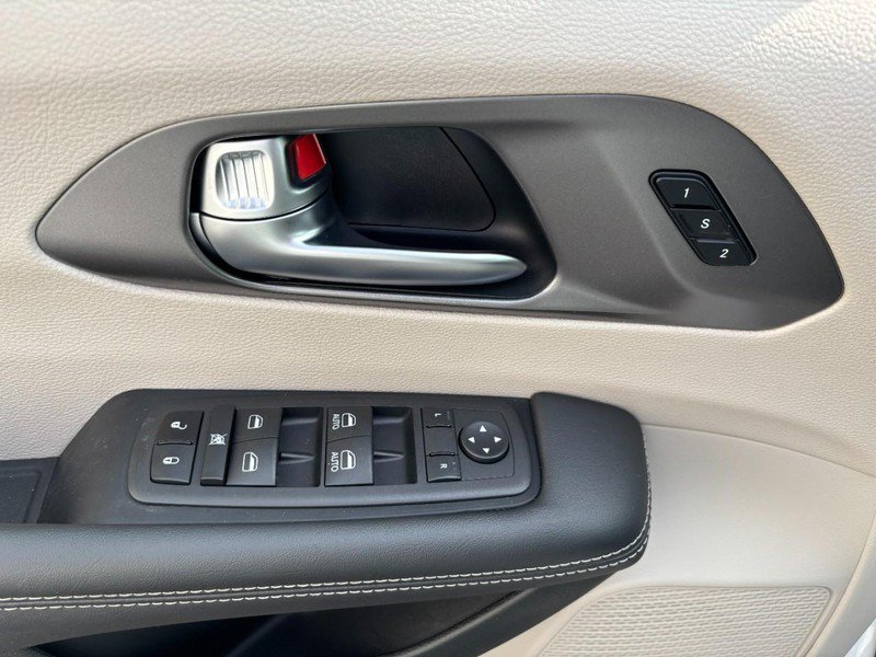 Used 2024 Chrysler Pacifica Touring-L FWD image 20
